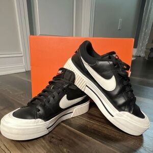 Nike Women's Black and White Sneakers